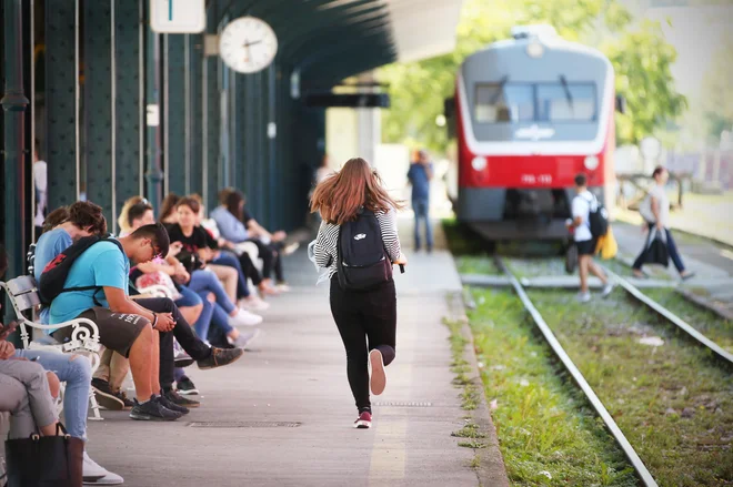 Minister Han upa, da bodo tudi prek turizma Slovence spodbudili, da se bodo čim več vozili z vlaki. FOTO: Jure Eržen/Delo
