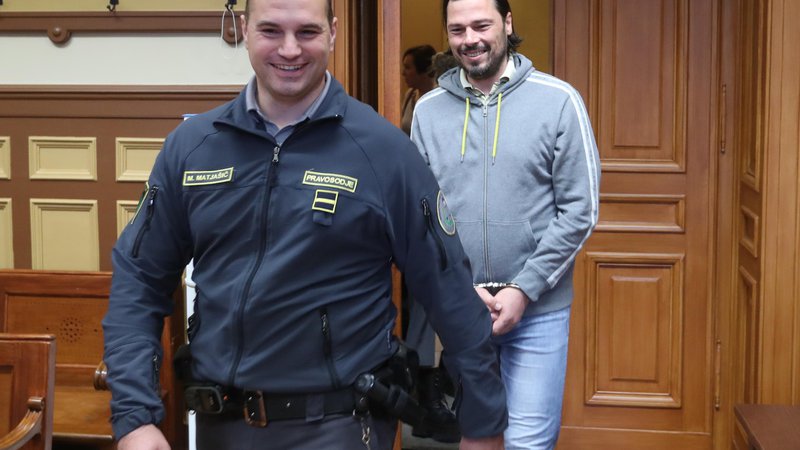 Fotografija: Aleš Semolič je bil ob prihodu v sodno dvorano nasmejan. FOTO: Dejan Javornik/Slovenske novice
