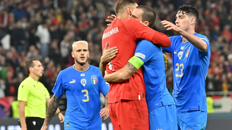 Fotografija: Gianluigi Donnarumma prejema čestitke soigralcev po tekmi, na kateri je zbral kar šest obramb. FOTO: Attila Kisbenedek/AFP