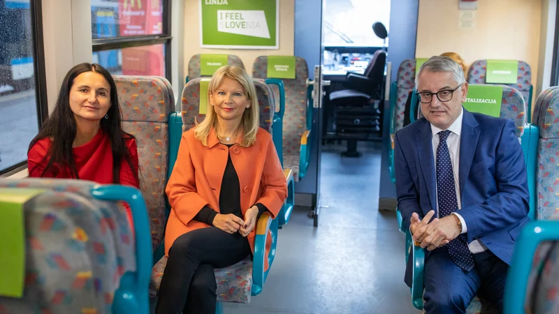 Darja Kocjan, direktorica potniškega prometa na Slovenskih železnicah, Maja Pak, direktorica STO, in Matjaž Han, minister za gospodarski razvoj in tehnologijo. FOTO: Voranc Vogel/Delo