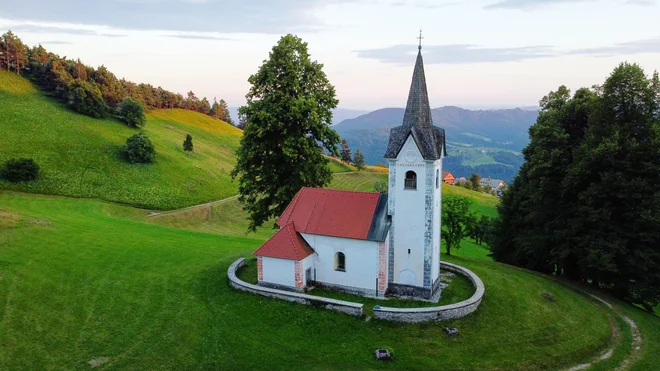 Cerkev svete Uršule na Setnici pod Malo Grmado. FOTO: Gašper Završnik 
