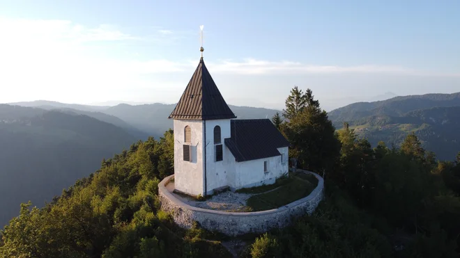 Po Polhograjski gori je speljanih kopica poti – za različno odmerjen čas, vsakovrstna razpoloženja in telesno pripravljenost. FOTO: Gašper Završnik 
