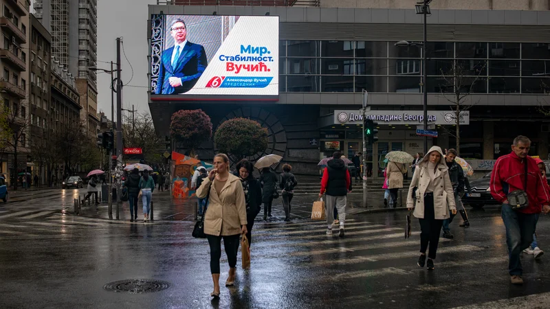 Fotografija: Srbiji je Aleksandar Vučić spomladi s predvolilnih plakatov obljubljal mir in stabilnost, jeseni pa ji obljublja najtežjo zimo. Foto Voranc Vogel
