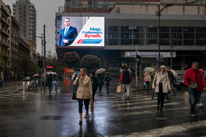 Srbiji je Aleksandar Vučić spomladi s predvolilnih plakatov obljubljal mir in stabilnost, jeseni pa ji obljublja najtežjo zimo. Foto Voranc Vogel