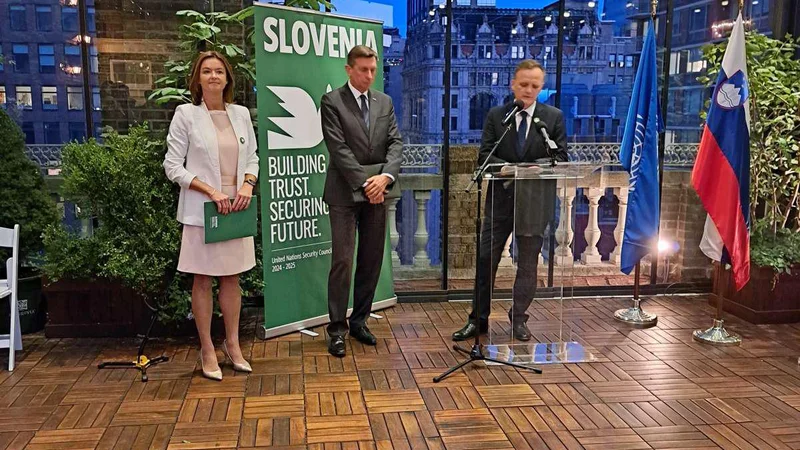 Fotografija: Predsednik Borut Pahor in zunanja ministrica Tanja Fajon sta v ponedeljek na sprejemu v New Yorku uradno sprožila kampanjo Slovenije za izvolitev v Varnostni svet OZN za obdobje 2024–2025, pri čemer sta vsak s svojim nagovorom svetovnim diplomatom predstavila razloge, zakaj si Slovenija to zasluži.
Foto Robi Poredoš