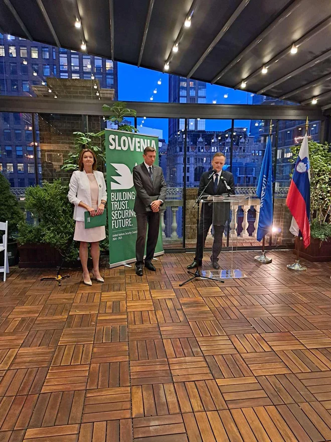 Predsednik Borut Pahor in zunanja ministrica Tanja Fajon sta v ponedeljek na sprejemu v New Yorku uradno sprožila kampanjo Slovenije za izvolitev v Varnostni svet OZN za obdobje 2024–2025, pri čemer sta vsak s svojim nagovorom svetovnim diplomatom predstavila razloge, zakaj si Slovenija to zasluži.
Foto Robi Poredoš