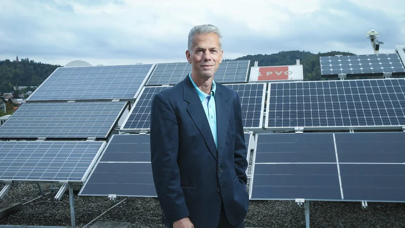 Fotografija: V laboratoriju, ki ga vodi profesor Topič, razvijajo tandemske sončne celice, raziskujejo procese staranja celic in modulov ter razvijajo namensko merilno opremo, ki omogoča testiranje posameznikih gradnikov. FOTO: Jože Suhadolnik