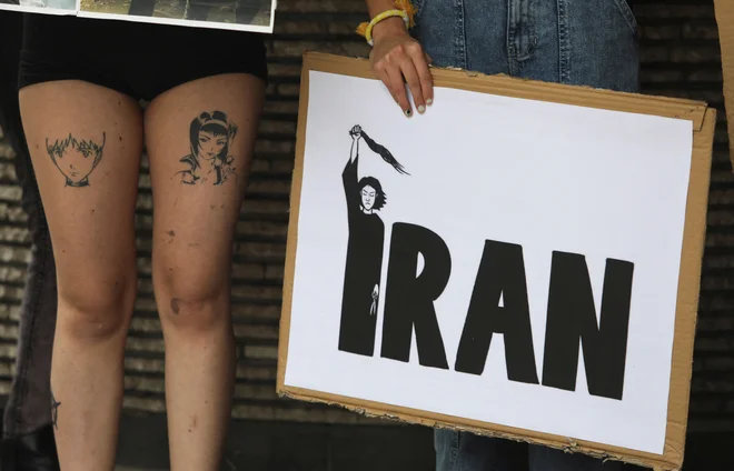 Protesti proti oblastem pred iranskim veleposlaništvom v Mehiki. FOTO: Paola Garcia/Reuters
