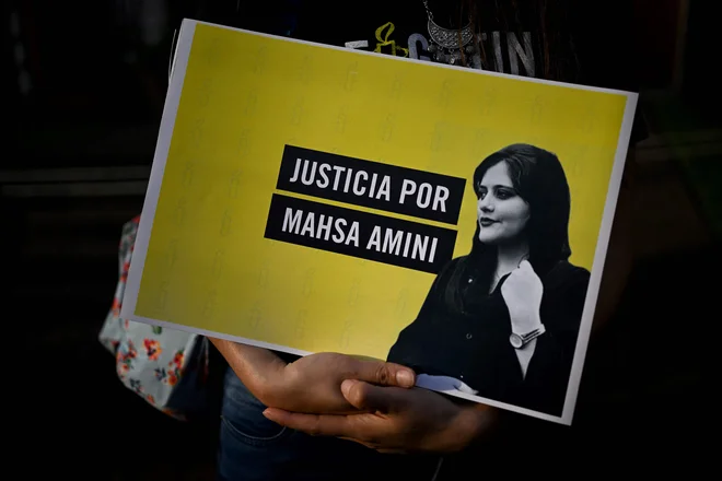 Transparent z napisom: Pravica za Masho Amini. FOTO: Luis Robayo/AFP
