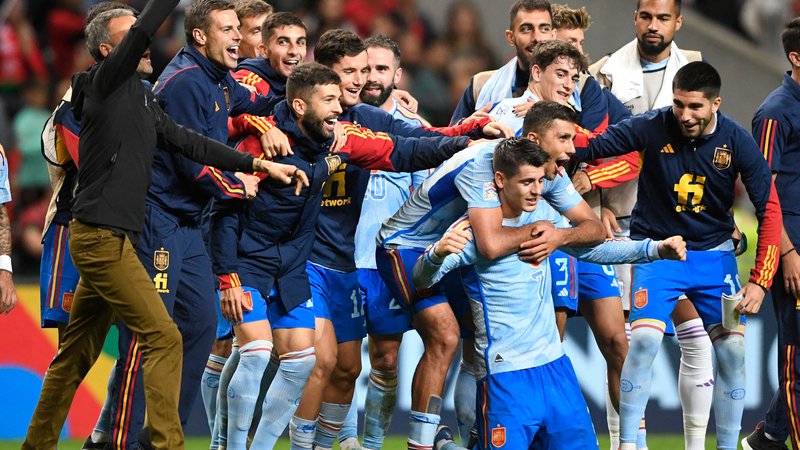 Fotografija: Navdušenje Špancev in strelca edinega gola Alvara Morate (na kolenih) je bilo veliko, zmaga jim je prinesla vozovnico za zaključni turnir štirih najboljših v ligi narodov. FOTO: Miguel Riopa/AFP
