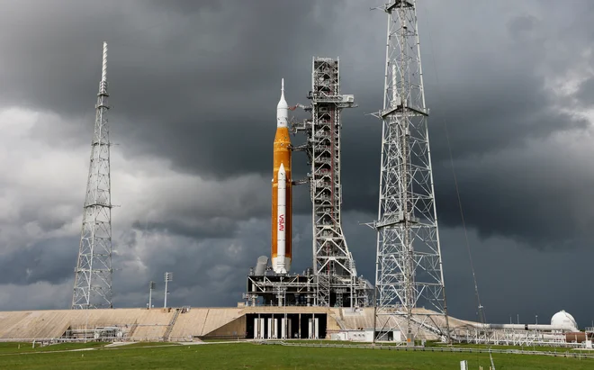 Nasa je zaradi orkana Ian raketo SLS in kapsulo Orion odprave Artemis 1 znova odpeljala v stavbo za sestavljanje raket v Kennedyjevem vesoljskem centru. FOTO: Joe Skipper Reuters
