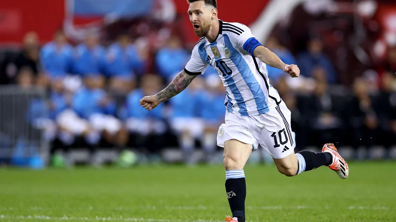 Lionel Messi je proti Jamajki igral le drugi polčas in dosegel dva gola ter je v argentinskem dresu že pri 90. golih v 164 tekmah. Obenem z Aregtino lovi rekord Italije v zapoirednih tekmah brez zmage. Azzurri so jih nanizali 37, Argentinci so pri 35. FOTO: Elsa/AFP
