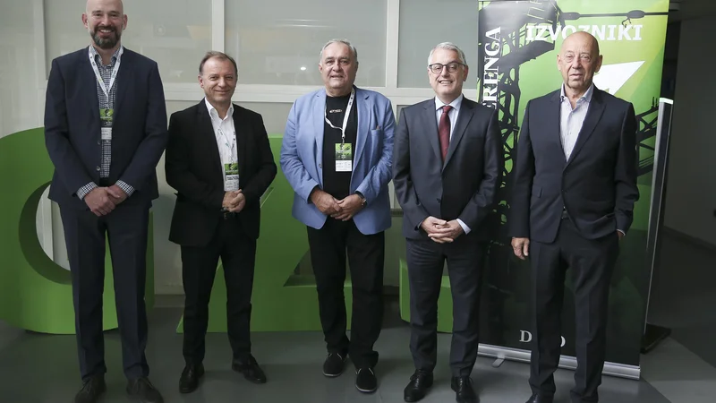 Delova konferenca Izvozniki 2022 (prvi z leve) Jure Stojan z ISR, Marjan Drmota, direktor Kolektor Mobility, Bojan Budja, odgovorni urednik Dela, Matjaž Han, minister za gospodarski razvoj, in Tibor Šimonka, predsednik GZS in podpredsednik skupine SIJ. FOTO: Jože Suhadolnik/Delo
