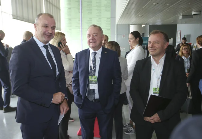 Na fotografiji od leve proti desni: mag. Aleš Cantarutti, generalni direktor GZS, Julijan Fortunat, strateški svetovalec skupine Wieterdorfer, in Marjan Drmota, direktor Kolektor Mobility. FOTO: Jože Suhadolnik/Delo
