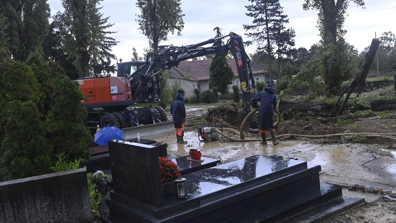 Fotografija: Minulo torkovo jutro je na zagrebškem pokopališču pokvarila poplava zaradi počene vodovodne cevi. Kar nekaj grobov je bilo pod vodo. FOTO: Ronald Goršić/Cropix
