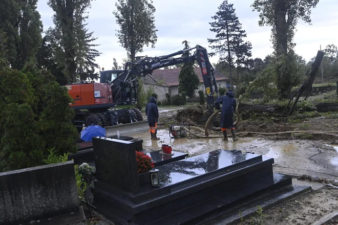 Minulo torkovo jutro je na zagrebškem pokopališču pokvarila poplava zaradi počene vodovodne cevi. Kar nekaj grobov je bilo pod vodo. FOTO: Ronald Goršić/Cropix
