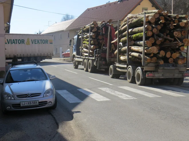 V občinskem središču vlada prava prometna zmeda. FOTO: Bojan Rajšek/Delo
