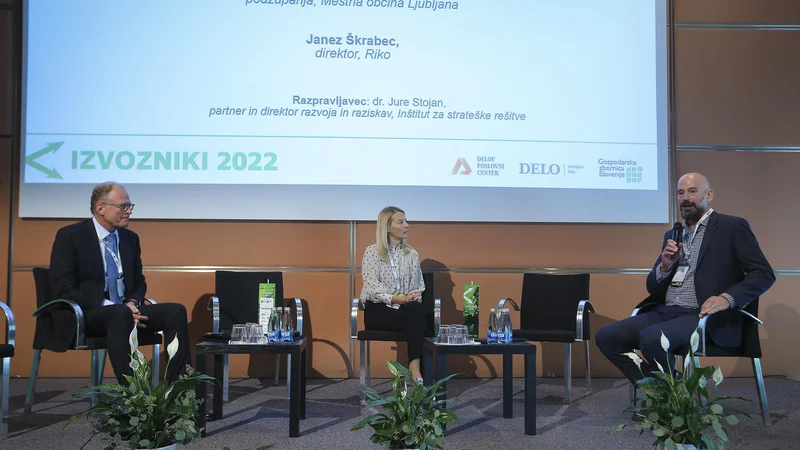 Fotografija: Janez Škrabec, direktor Rika (prvi z leve), Tjaša Ficko, ljubljanska podžupanja in Jure Stojan, direktor razvoja v ISR. FOTO: Jože Suhadolnik/Delo