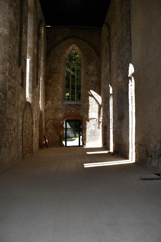 Čeprav navzven izgleda, da je streha le na eni strani, je spodaj pomični del, ki cerkvi nudi celostno zaščito. FOTO: ZVKDS
