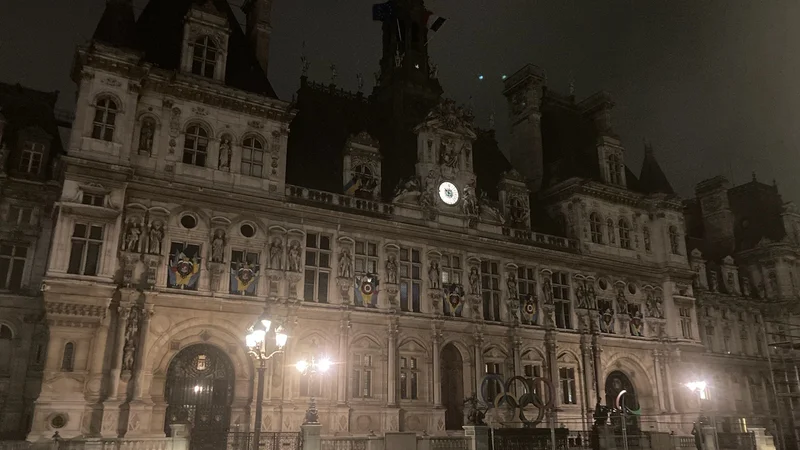 Fotografija: Na mestni hiši v Parizu po deseti zvečer sveti le še velika ura. FOTO: Mimi Podkrižnik