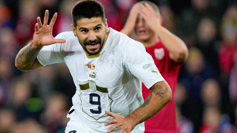 Fotografija: »Moj vzornik je bil Alan Shearer, jaz pa sem očitno vzornik Ivana Toneyja,« je dejal Mitrović, ko je napadalec lokalnega rivala Brentforda in novopečeni angleški reprezentant Toney posnemal njegov način proslavljanja. Foto NTB/Reuters