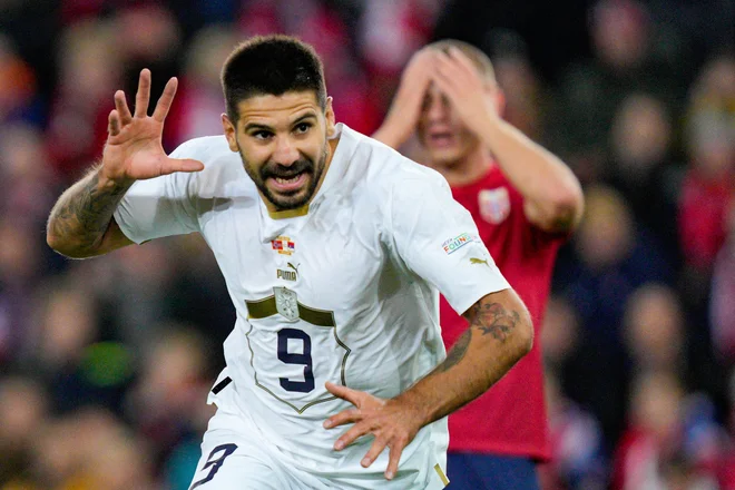 »Moj vzornik je bil Alan Shearer, jaz pa sem očitno vzornik Ivana Toneyja,« je dejal Mitrović, ko je napadalec lokalnega rivala Brentforda in novopečeni angleški reprezentant Toney posnemal njegov način proslavljanja. Foto NTB/Reuters