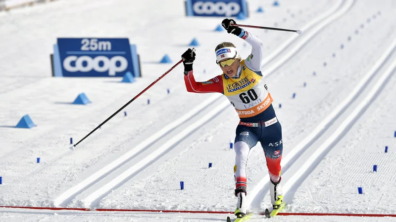 Fotografija: Therese Johaug med prečkanjem ciljne črte v Lahtiju, kjer je februarja letos slavila na 10-kilometrski preizkušnji v klasični tehniki. FOTO: Lehtikuva/Reuters
