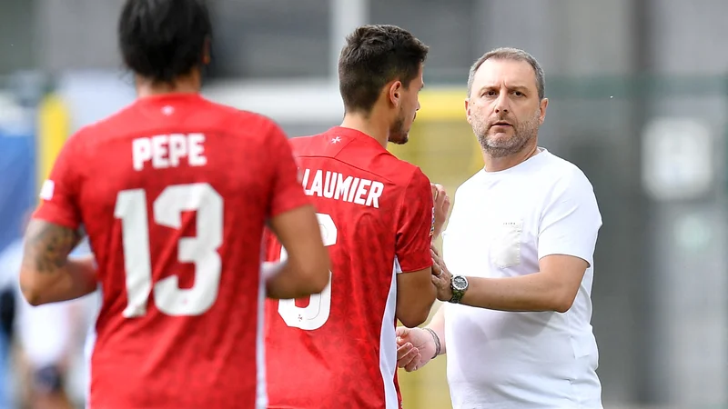 Fotografija: Devis Mangia z varovanci na junijski tekmi lige narodov proti San Marinu v Serravalleju. FOTO: Jennifer Lorenzini/Reuters