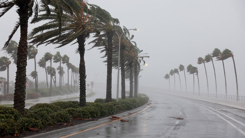 Fotografija: Posledice orkana Ian v Sarrasoti na Floridi. FOTO: Joe Raedle/AFP
