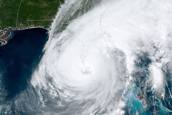 Orkan Ian ob prihodu na Florido na satelitskem posnetku US Regional and Mesoscale Meteorology Branch (RAMMB). FOTO: AFP/US Regional and Mesoscale Meteorology Branch
