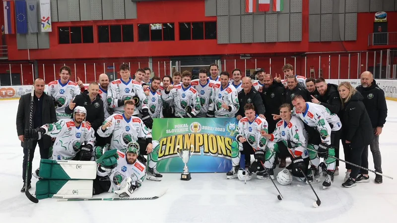 Fotografija: Hokejisti SŽ Olimpije so si zagotovili novo, že peto pokalno lovoriko, Jeseničani (v novem formatu) ostajajo pri dveh zmagah. FOTO: Črt Piksi/Delo