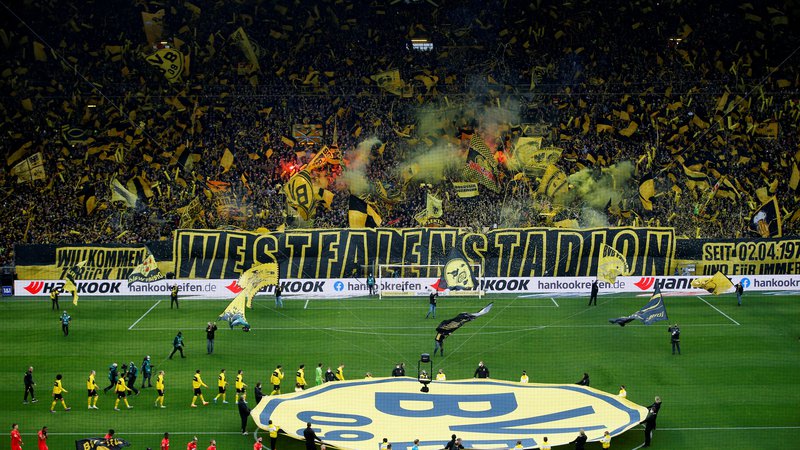 Fotografija: Štadion v Dortmundu in Borussia premoreta izjemno zveste navijače. FOTO: Leon Kuegeler/Reuters
