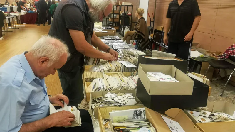 Fotografija: Tako so se obiskovalci Collecte zakopali v zbirke, ki so jo prodajali trgovci iz Belgije in Poljske. FOTO: Simona Bandur