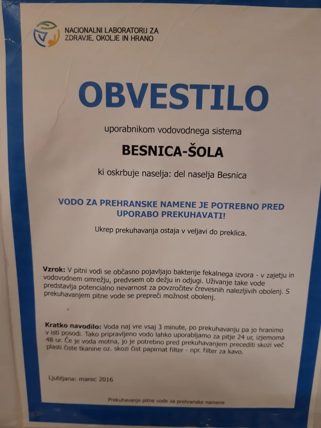 Obvestilo Nacionalnega laboratorija za zdravje, da je treba vodo
v 21. stoletju zaradi fekalij prekuhavati. Foto Osebni arhiv
