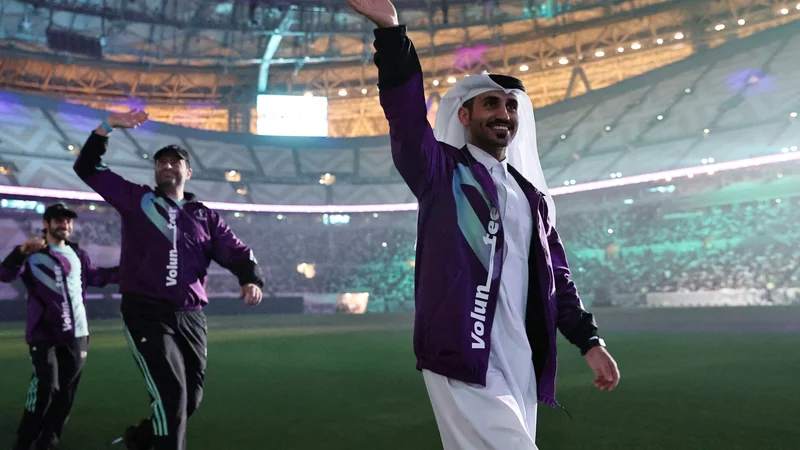 Fotografija: Prostovoljci med orientacijskim ogledom štadiona v Lusailu, ki bo decembra gostil finale SP 2022. FOTO: Mohammed Dabbous/Reuters