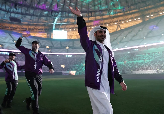 Prostovoljci med orientacijskim ogledom štadiona v Lusailu, ki bo decembra gostil finale SP 2022. FOTO: Mohammed Dabbous/Reuters
