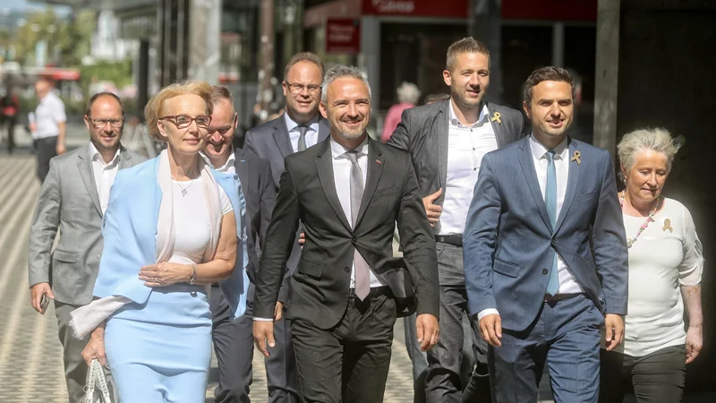 Fotografija: Bivši obrambni minister in predsednik NSi Matej Tonin ter njegovi strankarski kolegi, vključno s predsedniškim kandidatom Janezom Ciglerjem Kraljem, v vseh javnih nastopih branijo smotrnost in nujnost nakupa osemkolesnikov boxer. FOTO: Blaž Samec/Delo
