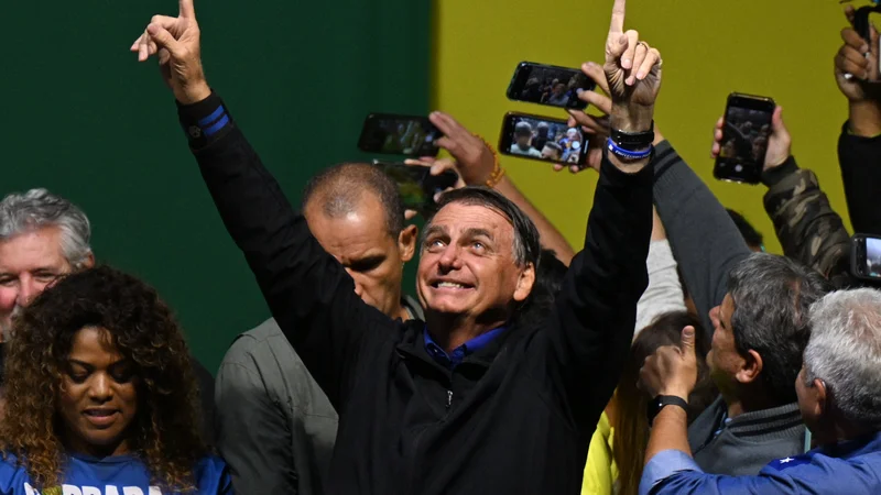Fotografija: Trumpov prijatelj in učenec Jair Bolsonaro je zapretil, da bo izide priznal samo, če bo zmagal. FOTO: Nelson Almeida/AFP