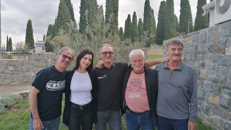 Fotografija: Platanini "petdesetletniki" - Armando Baruca, Adrijano Baruca, Marino Marinac in Ervin Može - z Laro Baruca. FOTO: Nataša Čepar/Delo
