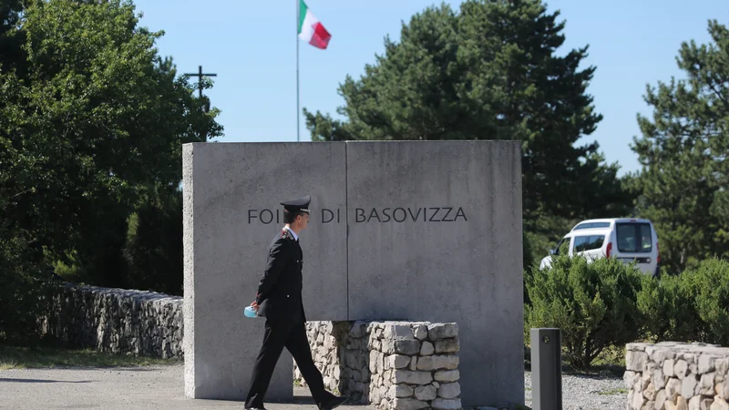 Fotografija: Globoka razdeljenost slovenske stvarnosti se je pokazala tudi v času pandemije covida-19. FOTO: Jože Suhadolnik