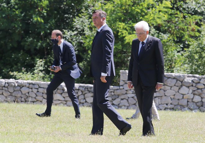 Predsednika Mattarella in Pahor pri fojbi julija 2020. Bazovica. FOTO: Jože Suhadolnik
