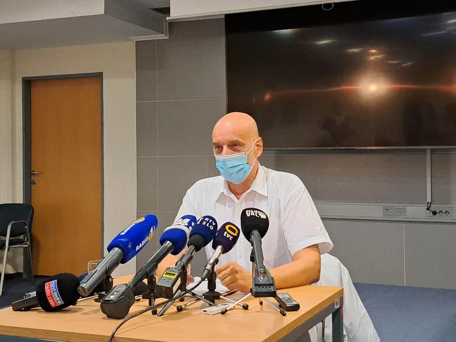 Strokovni direktor Franc Vindišar: »Medicinska stroka v slovenskih bolnišnicah ne sme postati odvisna od politike in trenutnih razmerij med političnimi strankami. Za zaščito in ohranitev integritete medicinske stroke je zato nujno, da funkcija strokovnega direktorja ni opredeljena kot politična funkcija.« FOTO: Špela Kuralt/Delo
