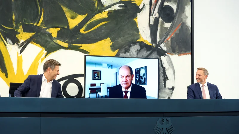 Fotografija: Nemški kancler Olaf Scholz je na novinarski konferenci, na kateri so napovedali omejitev cen plina, sodeloval preko videopovezave, saj preboleva okužbo s sars-cov2. Foto Lisi Niesner Reuters