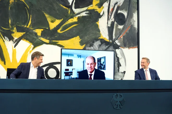 Nemški kancler Olaf Scholz je na novinarski konferenci, na kateri so napovedali omejitev cen plina, sodeloval preko videopovezave, saj preboleva okužbo s sars-cov2. Foto Lisi Niesner Reuters
