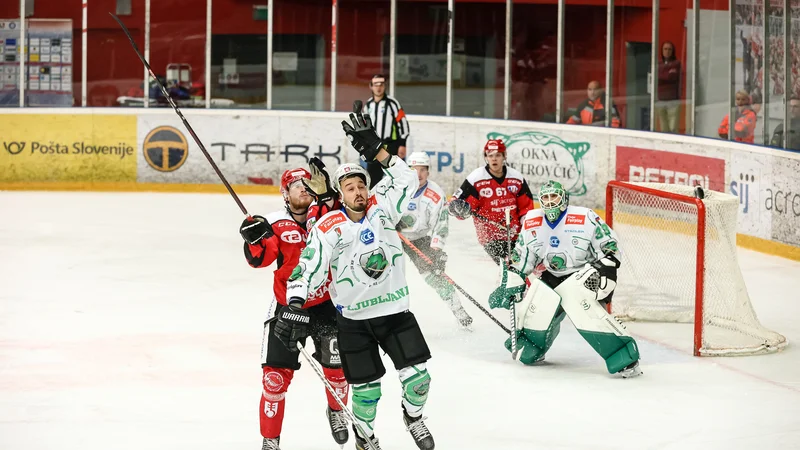 Fotografija: Kot ponavadi hokejski derbi ne glede na raven tekmovanja ponuja ogorčen boj med zmaji in železarji. FOTO: Črt Piksi/Delo