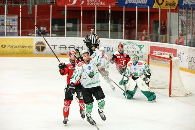 Kot ponavadi hokejski derbi ne glede na raven tekmovanja ponuja ogorčen boj med zmaji in železarji. FOTO:&nbsp;Črt Piksi/Delo
