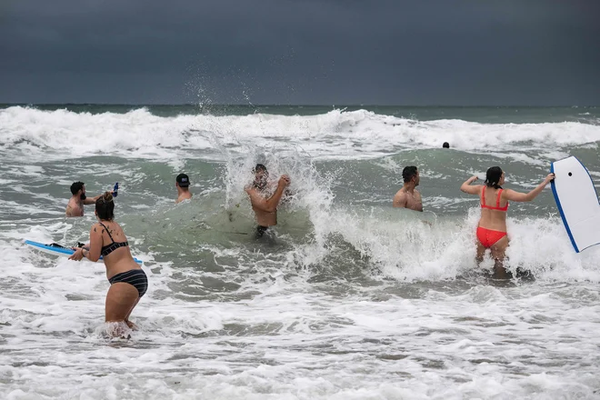 Nekateri orkana niso jemali resno, posnetek s floridske Cocoa Beach. Foto Jim Watson/Afp
