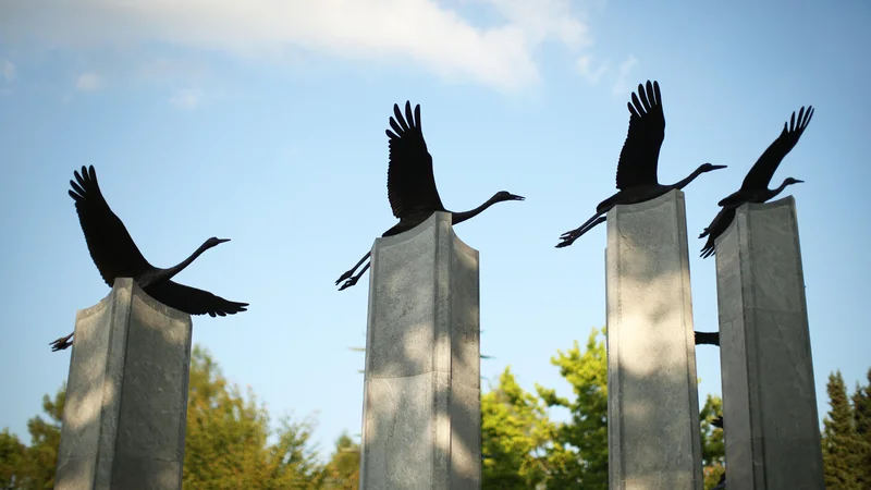 Fotografija: Spomenik z napisom Sinovom Rusije in Sovjetske Zveze, ki so umrli na slovenskih tleh v prvi in drugi svetovni vojni. FOTO: Jure Eržen