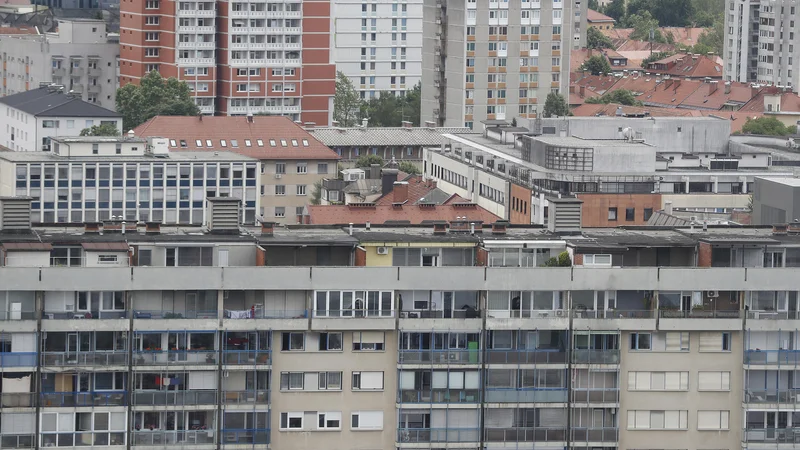 Fotografija: Investiranje v nepremičnine je še danes pregovorno prva stvar, ki jo bo Slovenec storil, če bo privarčeval nekaj denarja, meni sogovornik. FOTO: Leon Vidic/Delo