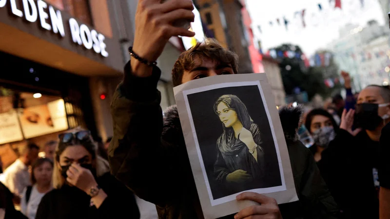 Fotografija: Po smrti Mahse Amini (na fotografiji) so shode v podporo iranskim ženskam priredili po številnih mestih, tudi v Istanbulu. FOTO: Murad Sezer/Reuters